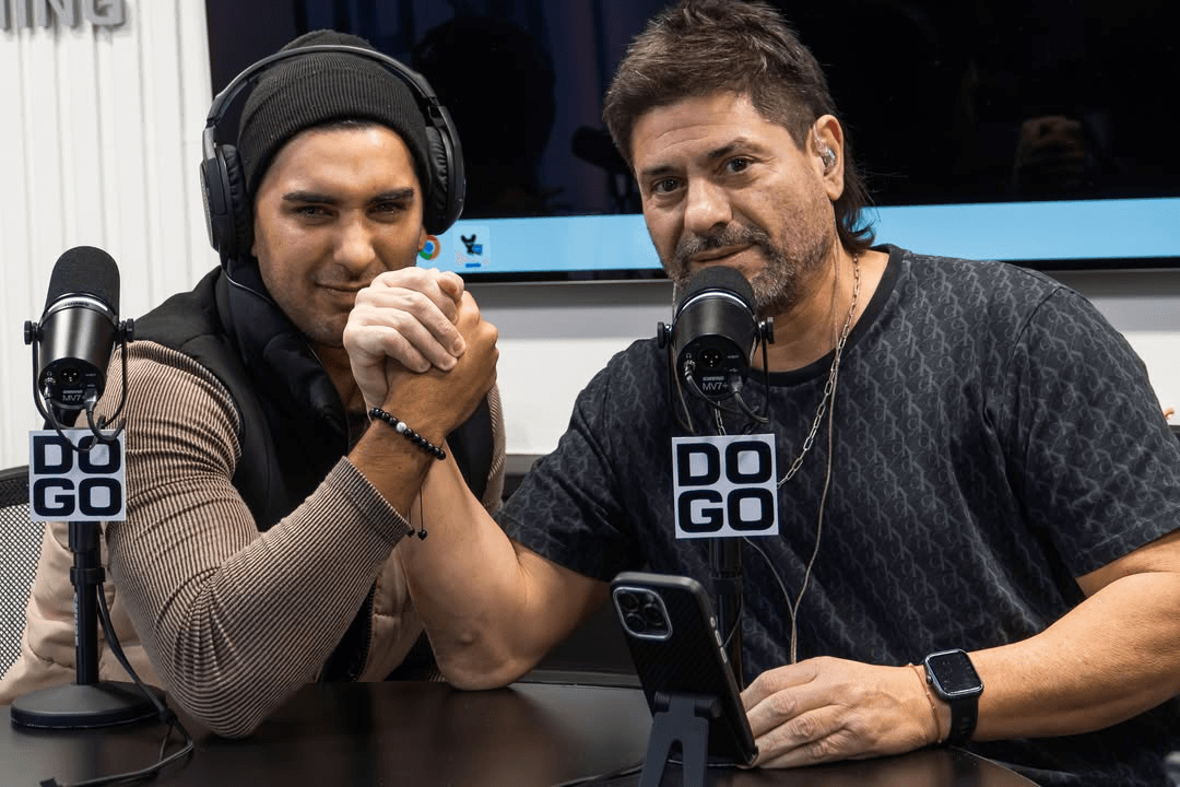 Dos conductores al aire en la mesa del estudio de DOGO